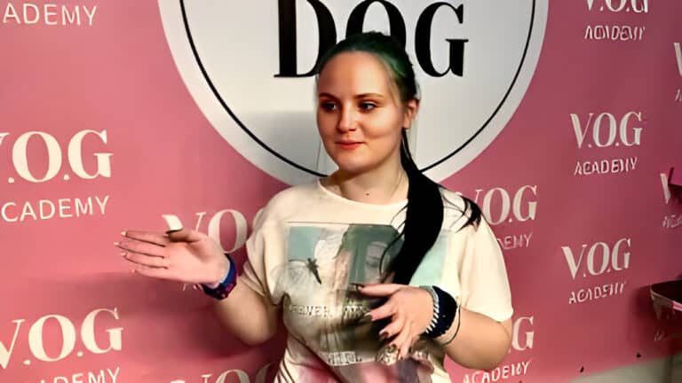 Дівчина з купою аксесуарів на руках активно жестикулює під час розмови