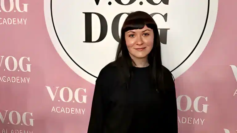 Дівчина в чорному одязі має гривку на голові, яка не дістає до брів