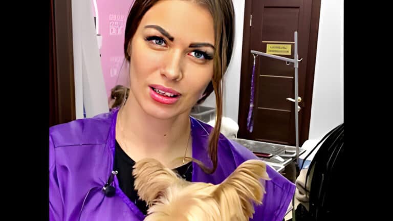 Жінка з чорними бровами та нерівними зубами має довге пасмо волосся, яке вибилось із зачіски