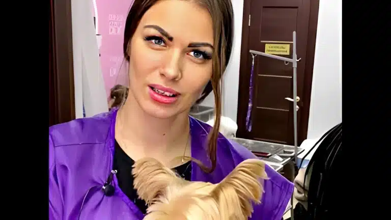 Жінка з чорними бровами та нерівними зубами має довге пасмо волосся, яке вибилось із зачіски