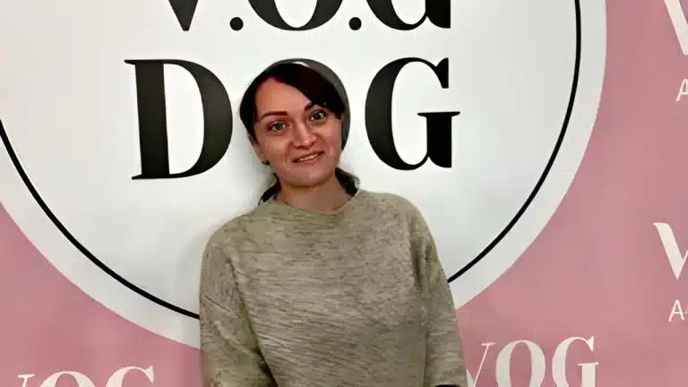 Дівчина в бежевому светрі закрила головою літеру "О"