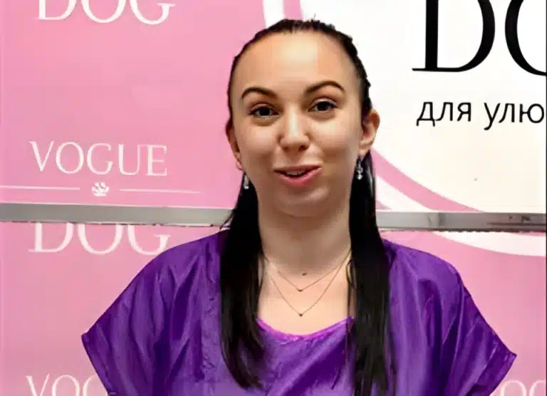 Дівчина з прямим довгим волоссям, забраним назад, привідкрила рота під час фото