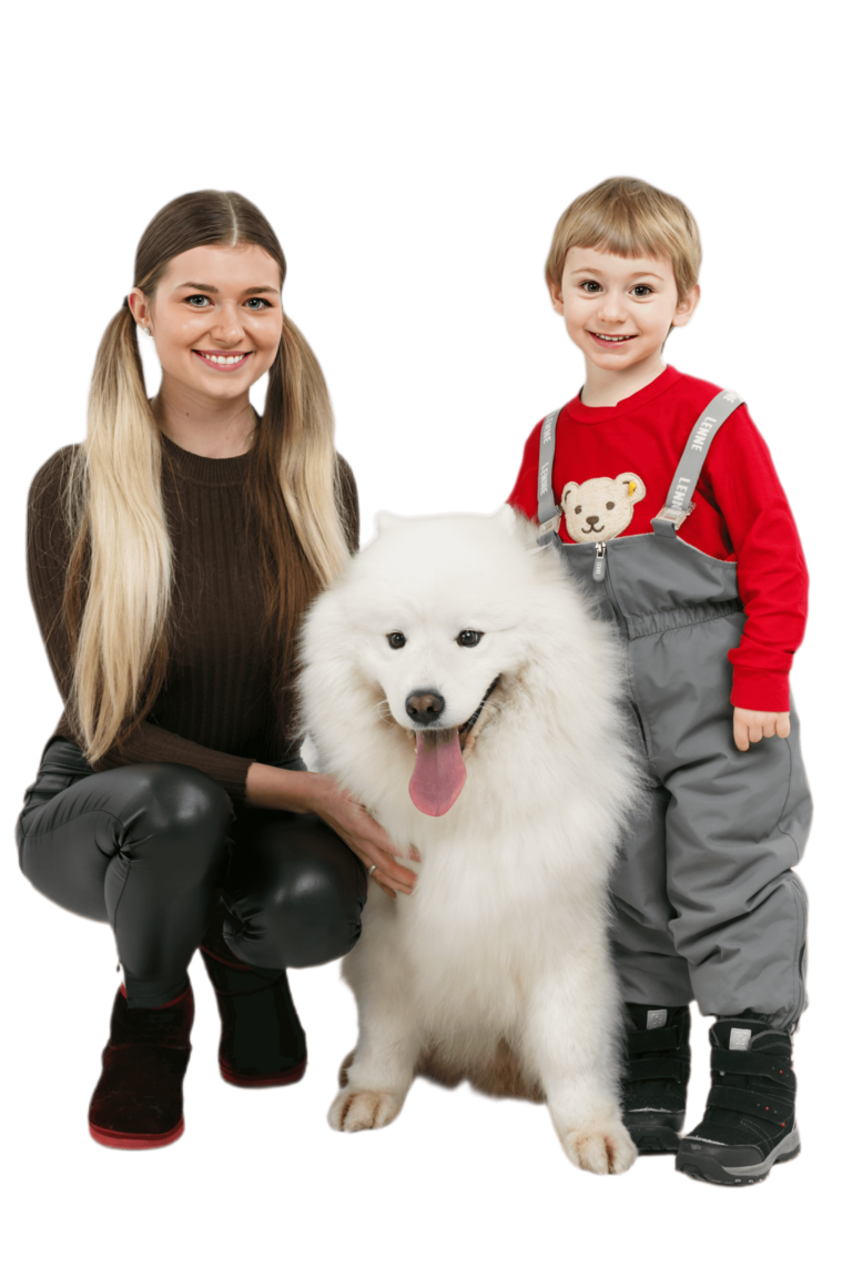 Самоїд сидить між хлопчиком у теплому одязі та дівчиною в коричневому светрі