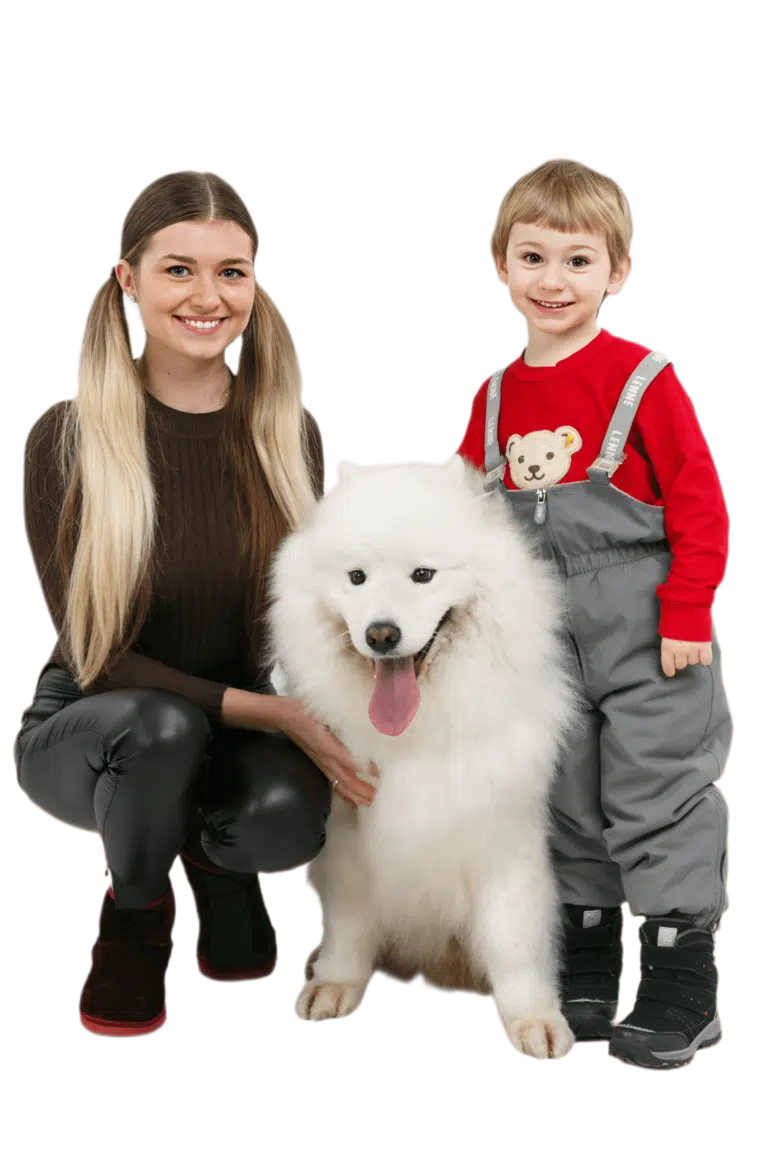 Самоїд сидить між хлопчиком у теплому одязі та дівчиною в коричневому светрі