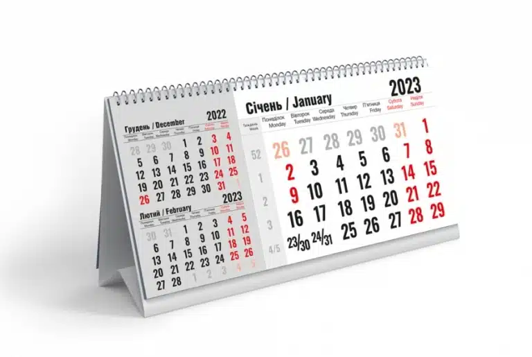 Відкривний календар на стіл 2023 року з чорними, червоними та сірими літерами