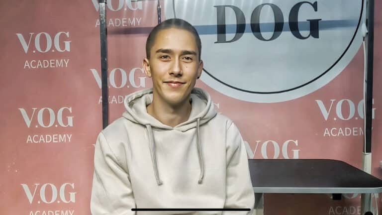 Хлопець з короткою стрижкою обрав для інтерв'ю бежеве худі та чорну сережку