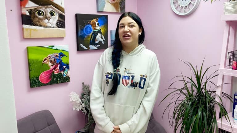 Дівчина з довгою чорною косою та широким носом склала руки разом