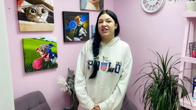 Дівчина з довгою чорною косою та широким носом склала руки разом