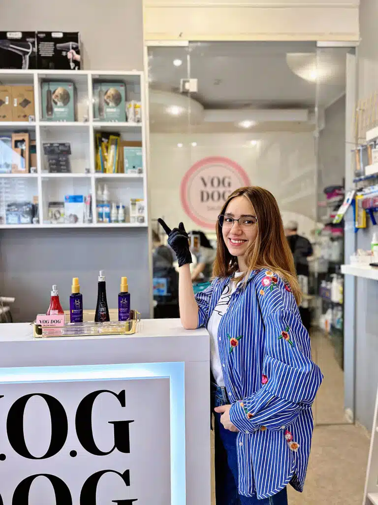 Дівчина в чорній рукавиці перевіряє на чистоту приймальню грумінг-салону