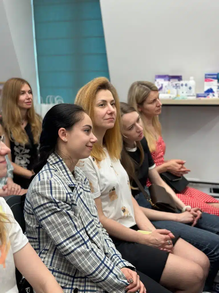 Третя дівчина в ряду від цікавості аж нахилила голову, спостерігаючи за майстеркласом