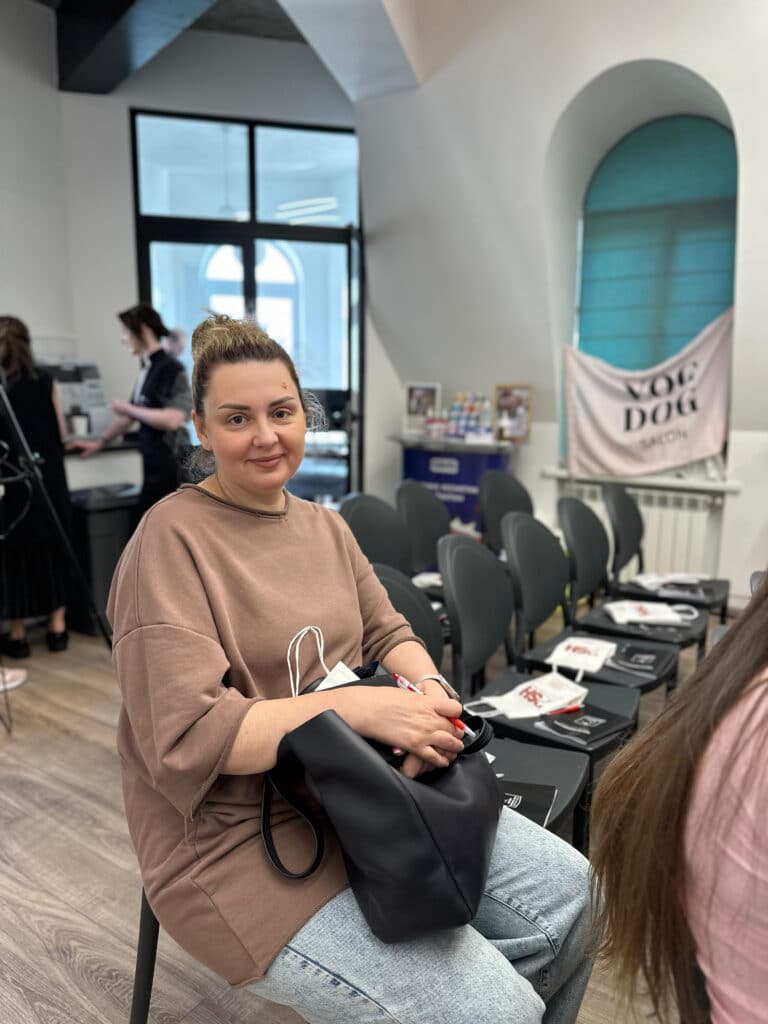 Дівчина з гулькою зайняла першою стілець в ряду для прослуховування лекції