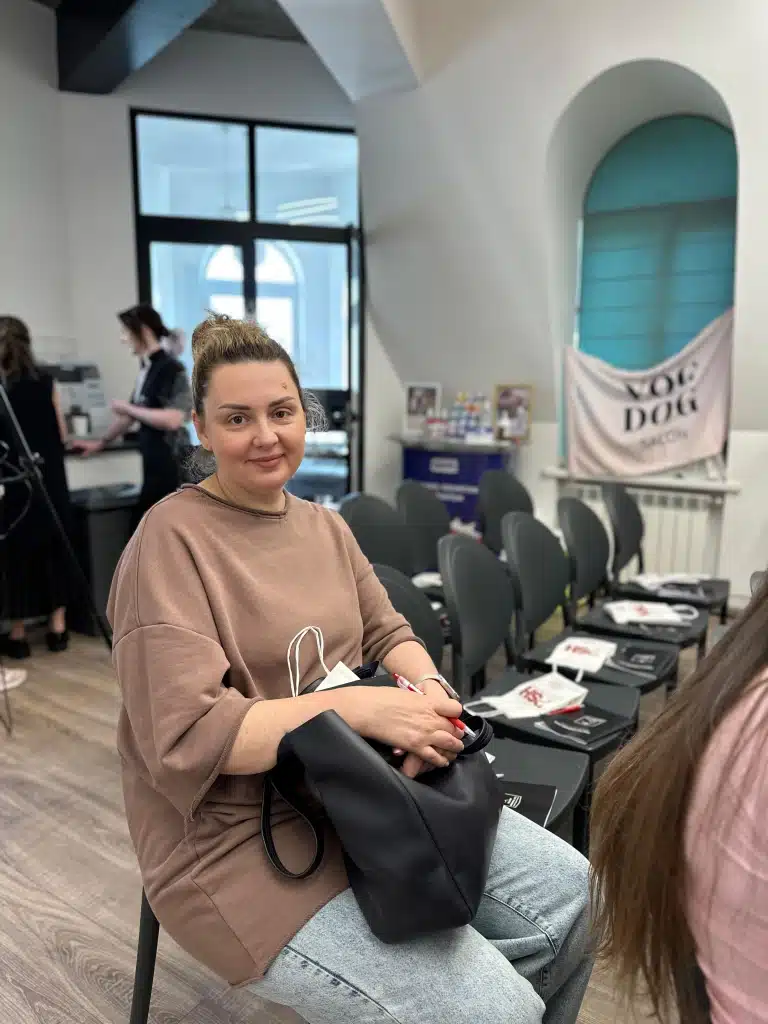 Дівчина з гулькою зайняла першою стілець в ряду для прослуховування лекції