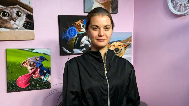 Кофтинка дівчини має блискавку, яка трохи розстібнута біля горла