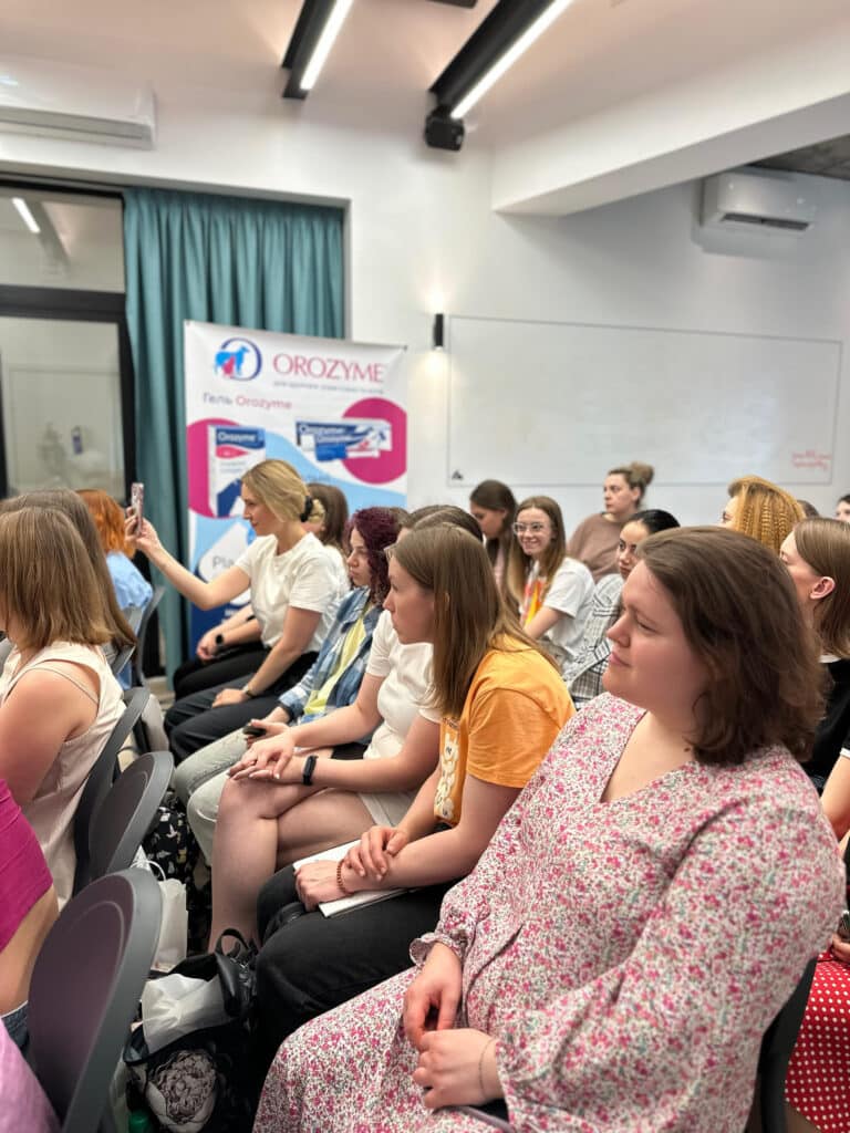 Дівчата уважно спостерігають, а деякі навіть записують на телефон процес грумінгу кота