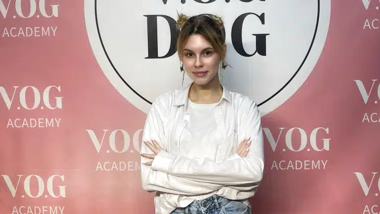 Дівчина в білій сорочці, заправленій у джинси