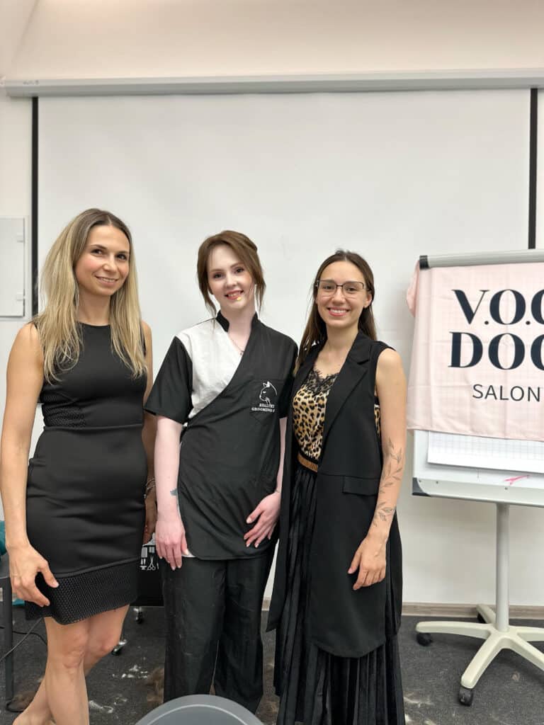 Олена Валендорф стоїть між Директором та Куратором з розвитку Академії грумінгу