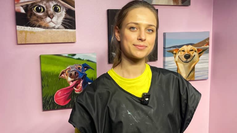 Дівчина з коротким волоссям вдягла на жовту футболку чорний фартух