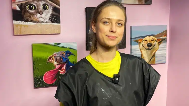 Дівчина з коротким волоссям вдягла на жовту футболку чорний фартух