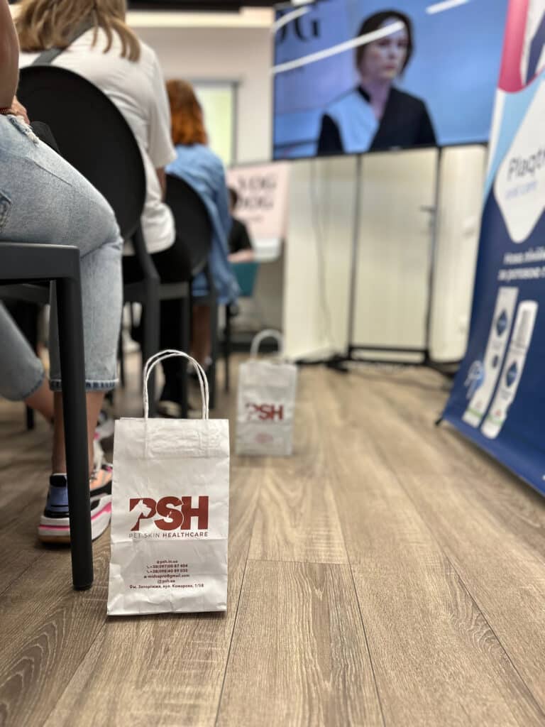 Білі пакети з коричневим брендовим написом покладені вдовж рядів