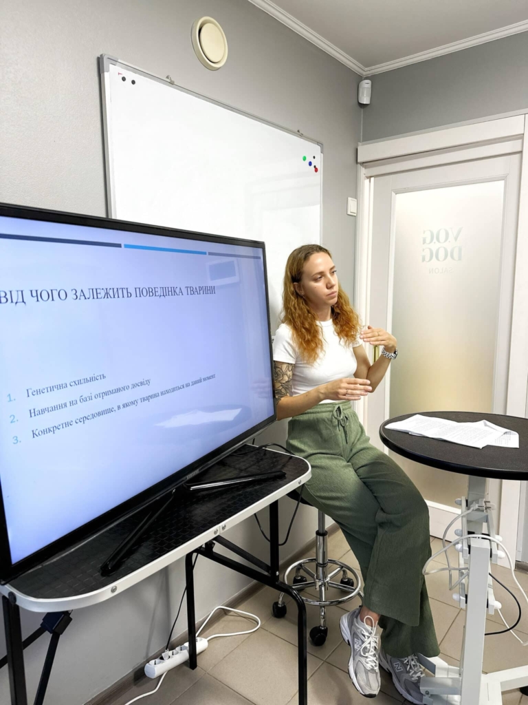 Ветеринар, сидячи біля екрану, розповідає, від чого залежить поведінка тварин