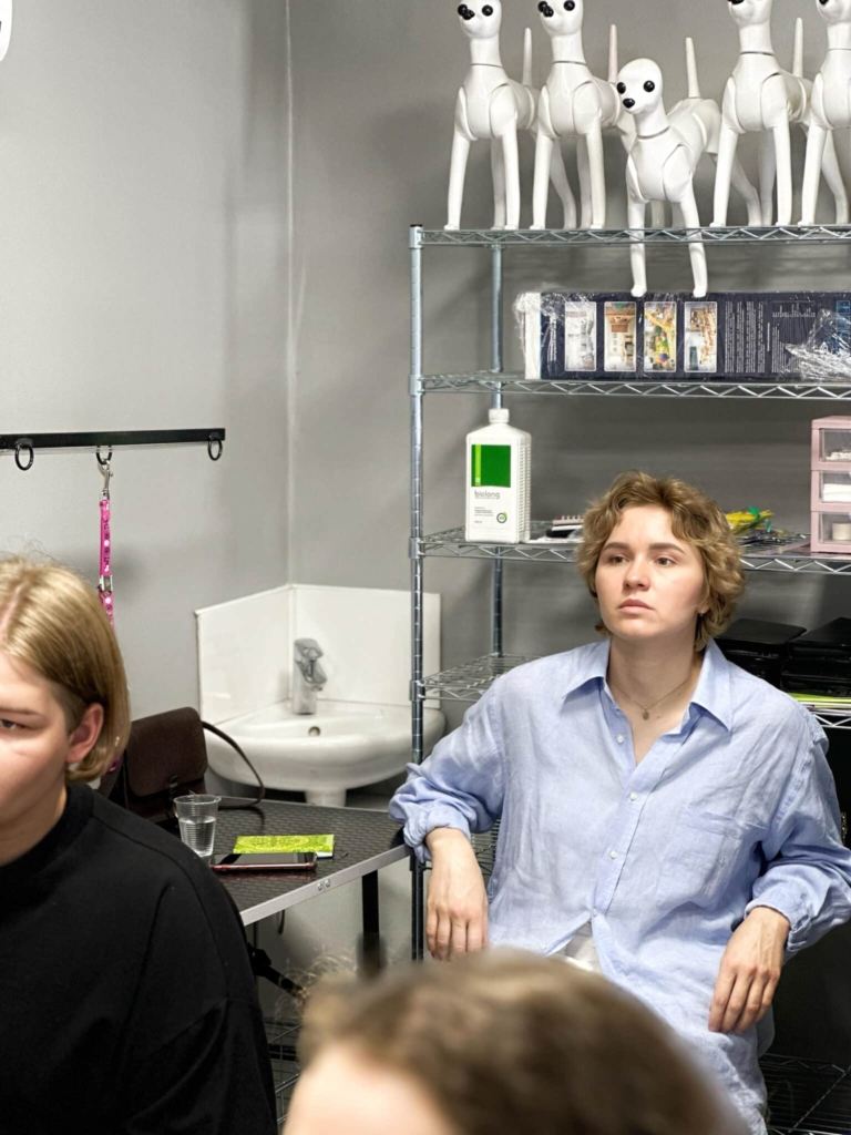 Дівчина в блакитній сорочці уважно дивиться перед собою під час ветеринарної лекції