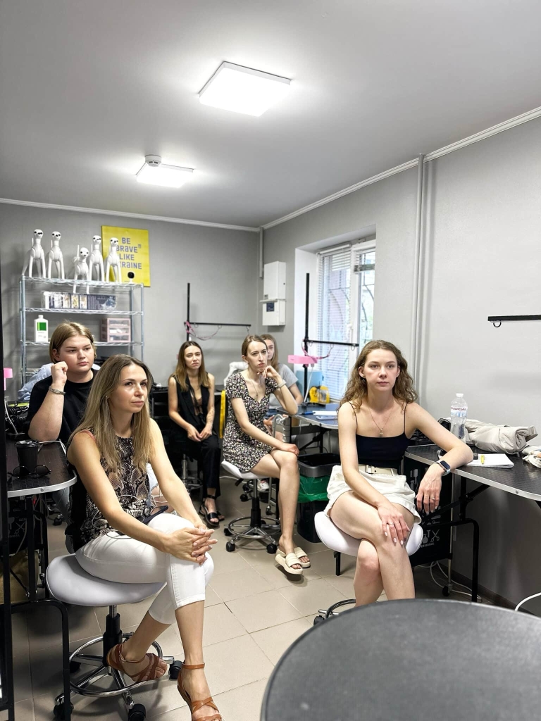 Учасники ветеринарного курсу вбирають в себе знання від спікера