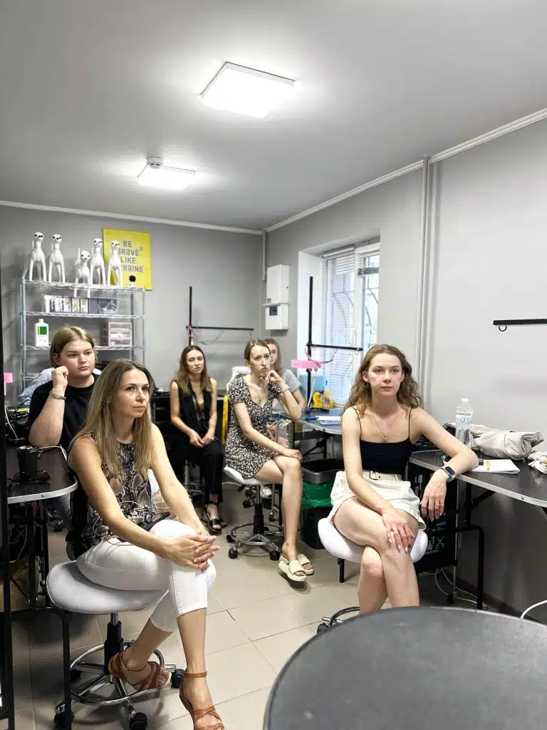 Учасники ветеринарного курсу вбирають в себе знання від спікера