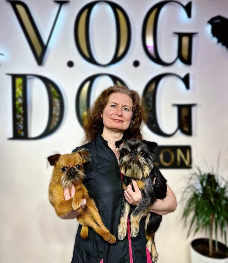 Стиліст Топ-грумер Юлія тримає в руках грифоні після тримінгу