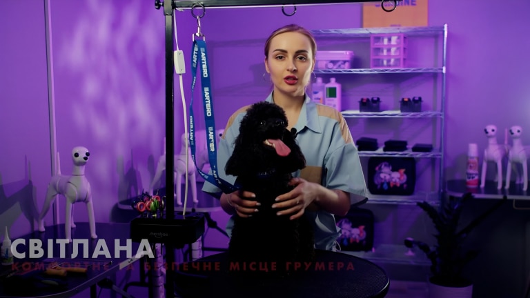 Викладач Світлана разом з пуделем готові до професійної стрижки