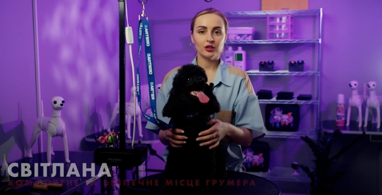 Викладач Світлана разом з пуделем готові до професійної стрижки