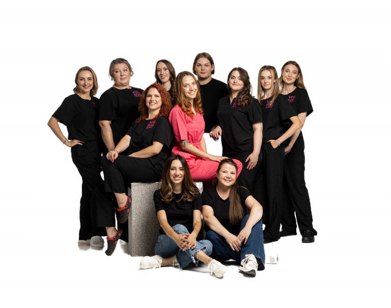 Фотосесія викладачів Академії грумінгу разом з ветеринаром у рожевій формі