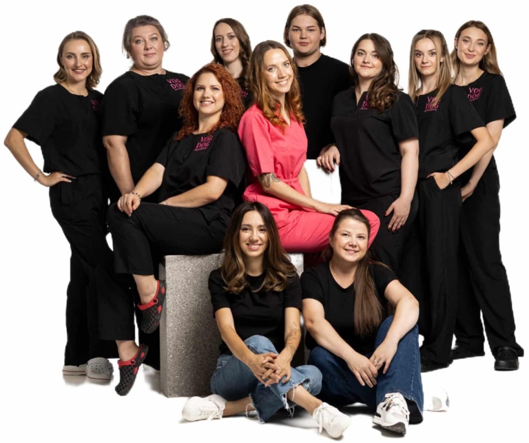 Фотосесія викладачів Академії грумінгу разом з ветеринаром у рожевій формі