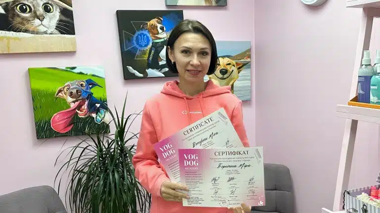 Дівчина з короткою зачіскою має щасливий вигляд після складання іспиту