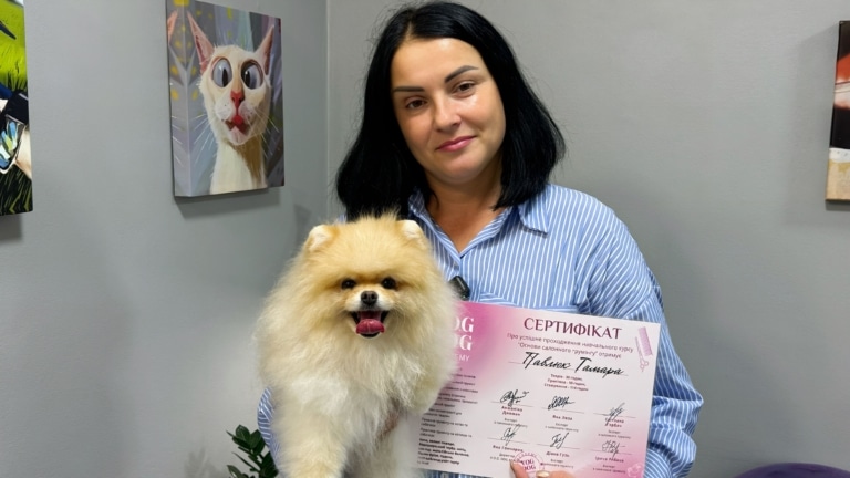 Дівчина з чорним подовженим каре обіймає шпіца