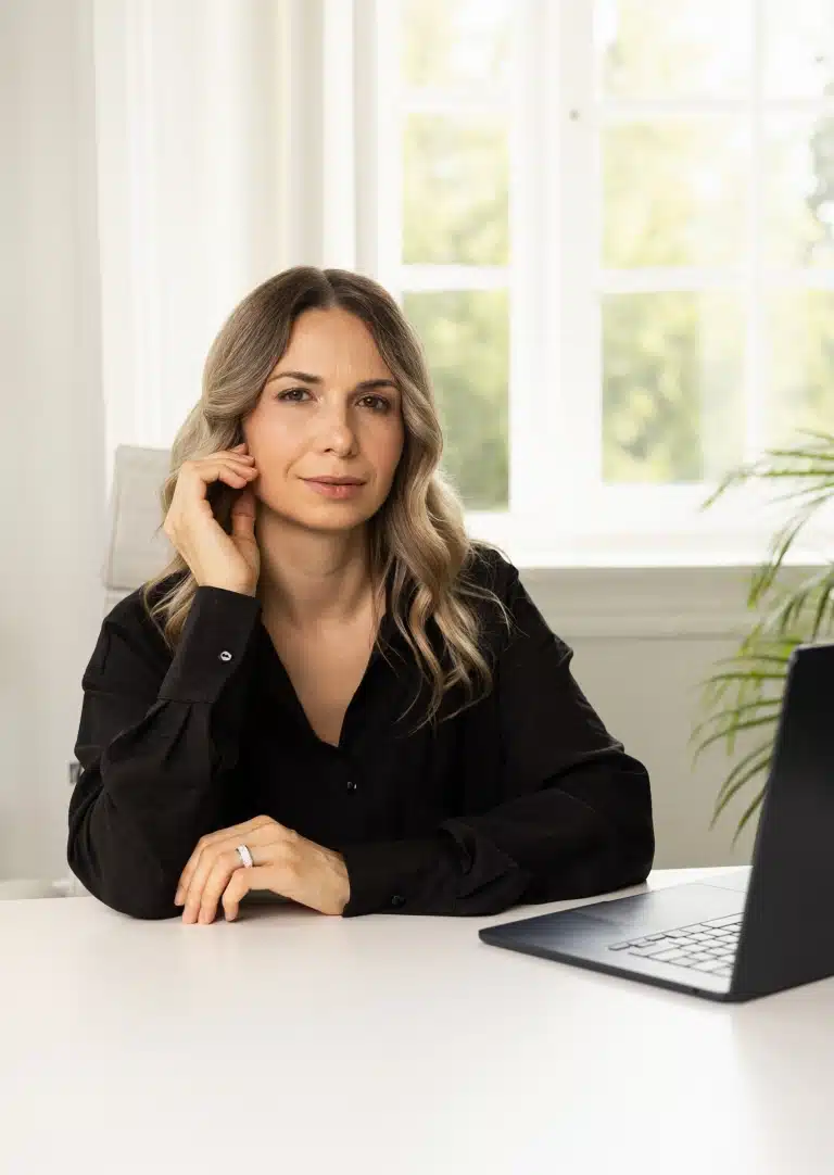 Бізнес-леді задумалась біля чорного ноутбуку