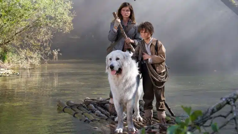 Брат з сестрою долають водяні перешкоди на плоту разом з білим собакою