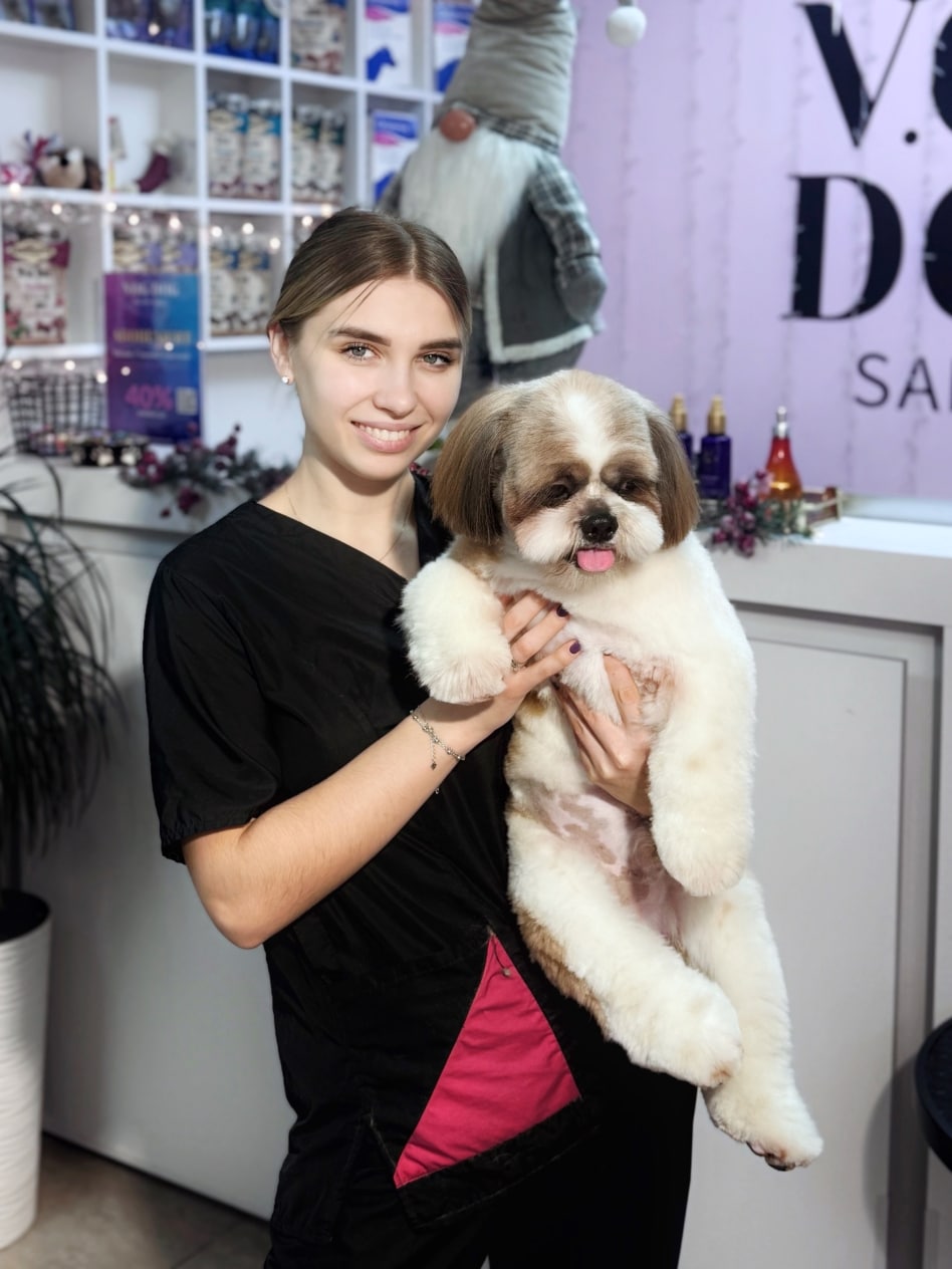 Майстер V.O.G DOG SALON обіймається зі своїм постійним клієнтом-ши-цу