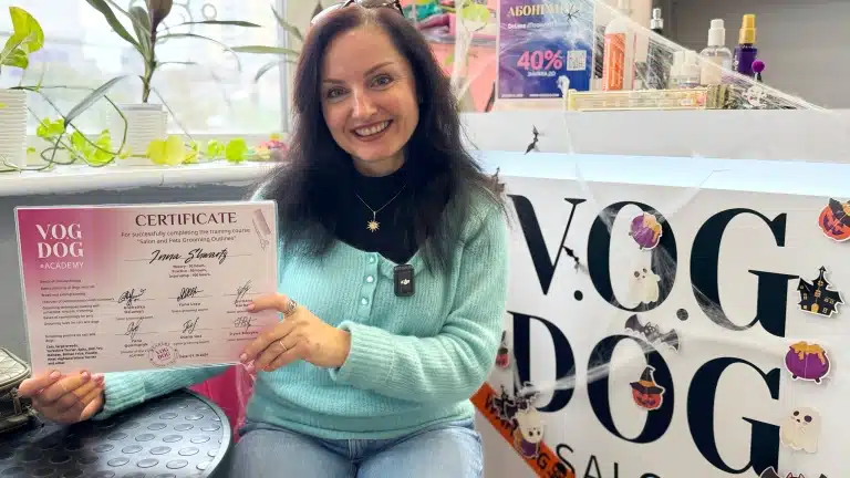 Щаслива студентка готова розпочати шлях грумера