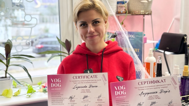 Білявка в червоному худі успішно завершила грумінг-курси