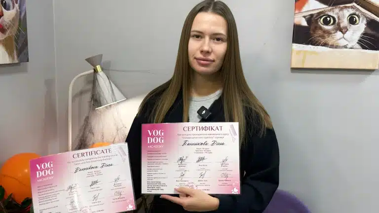 Дівчина з прямим волоссям готова почати працювати грумером після курсів