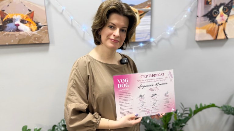 Жінка демонструє результат проходження курсів