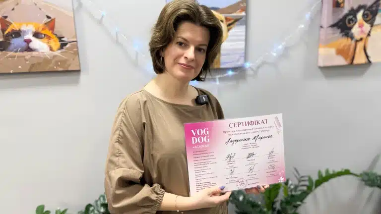 Жінка демонструє результат проходження курсів