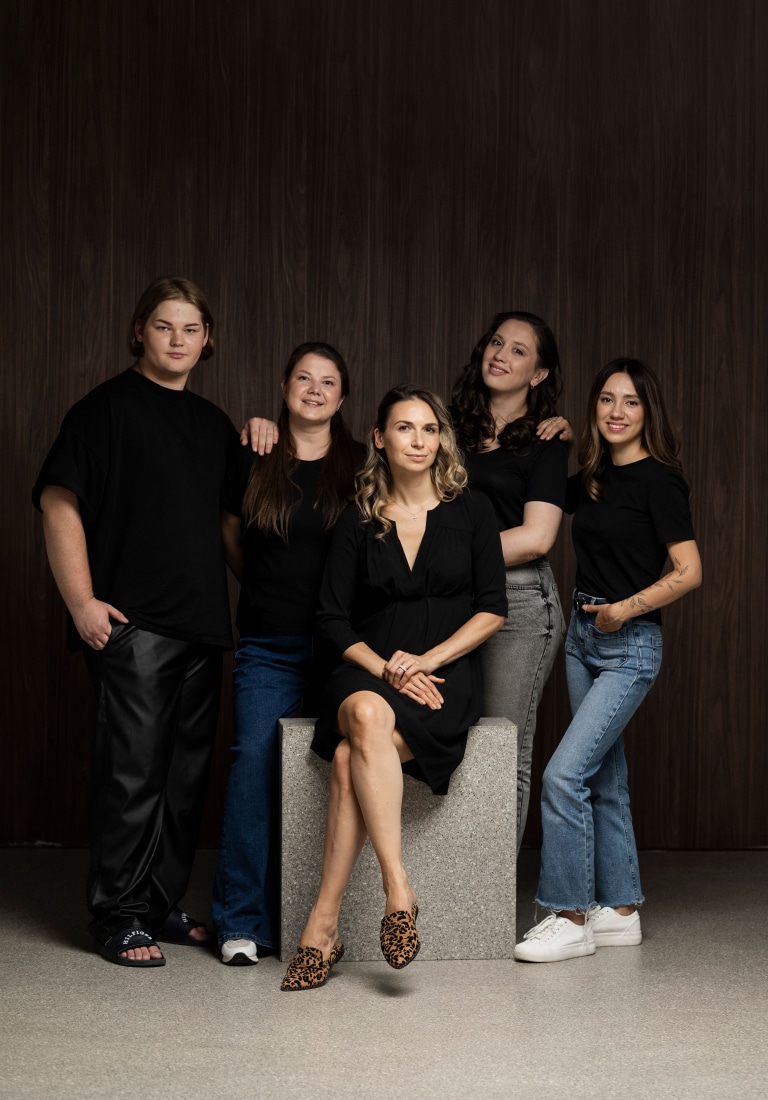 Команда стильних людей позують для робочого фото