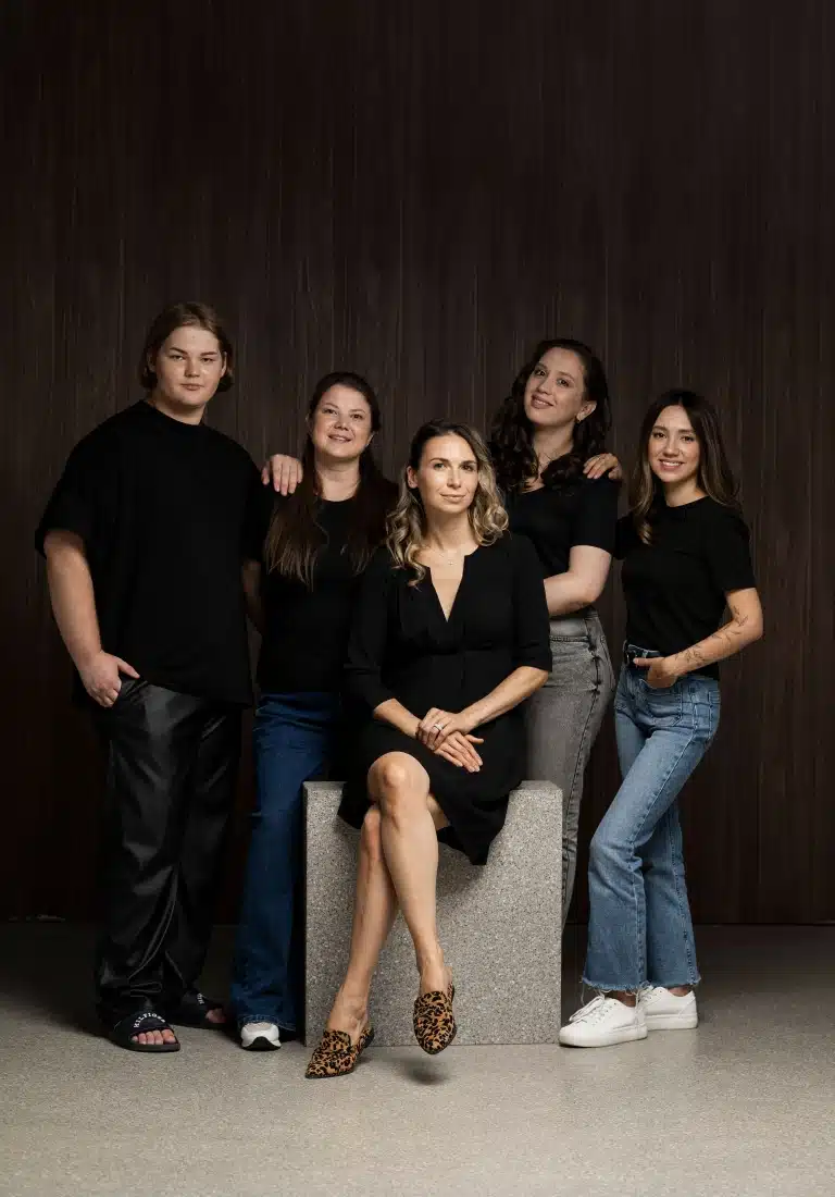 Команда стильних людей позують для робочого фото