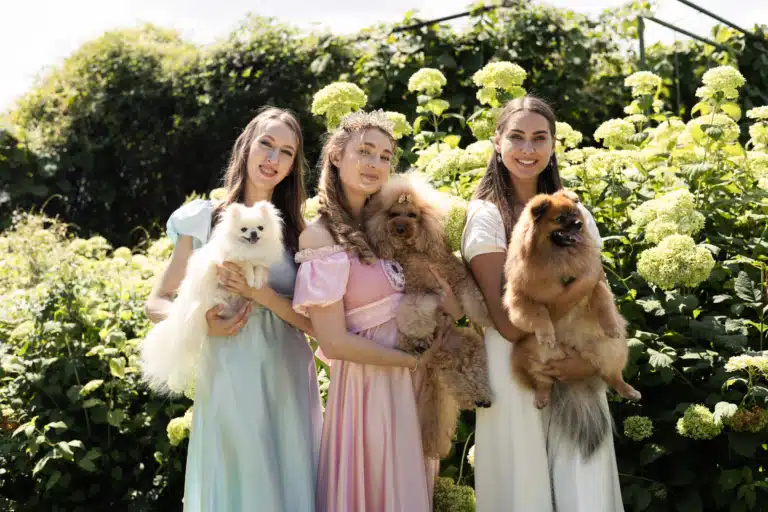 Грумери V.O.G DOG SALON в ботанічному саду вдяглись в стилі бріджертонів