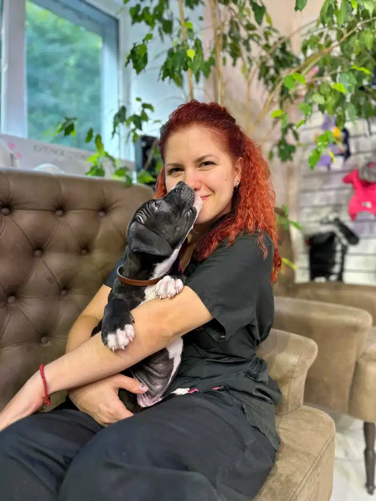 Грумер V.O.G DOG SALON приймає поцілунки від маленького песика