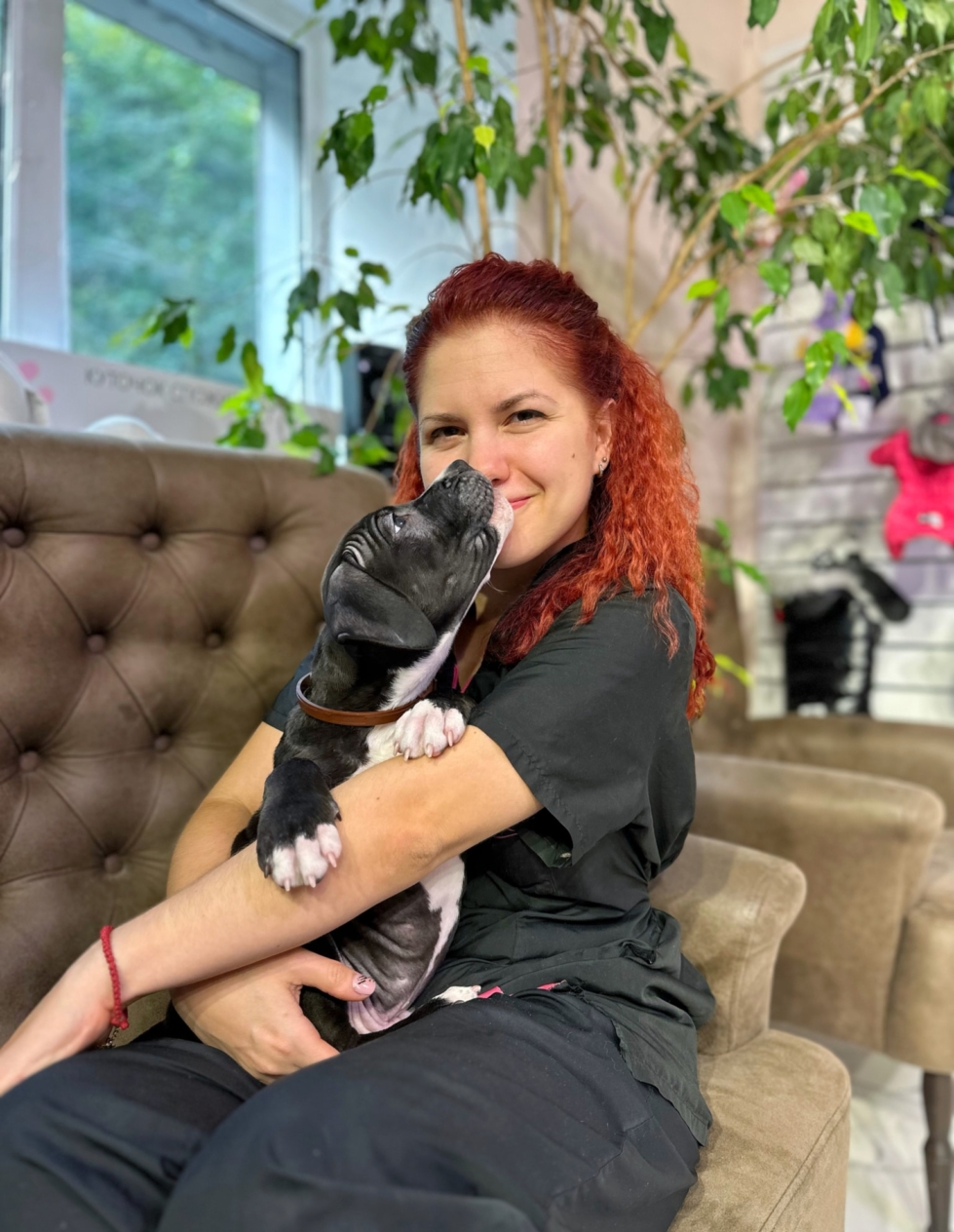 Грумер V.O.G DOG SALON приймає поцілунки від маленького песика