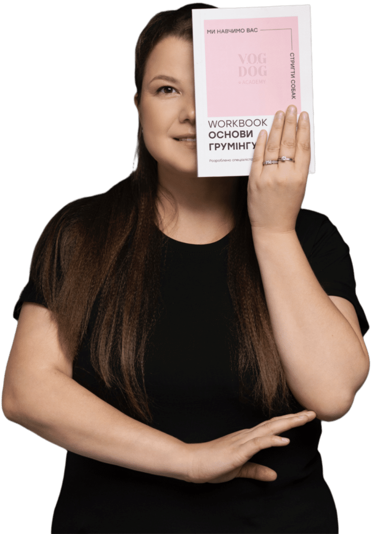 Дівчина презентує блокнот для ефективного проходження курсів