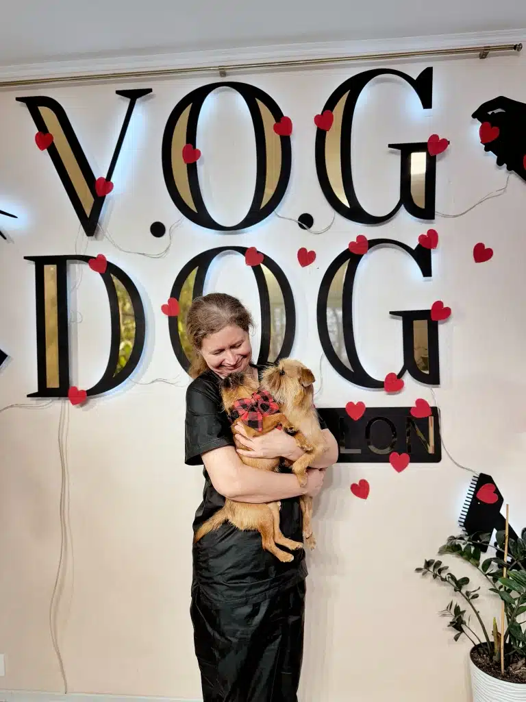 Майстер V.O.G DOG SALON отримує поцілунки від вдячних грифонів