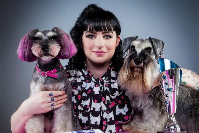 Портрет грумера з моделями в чорно-рожевій палітрі кольорів